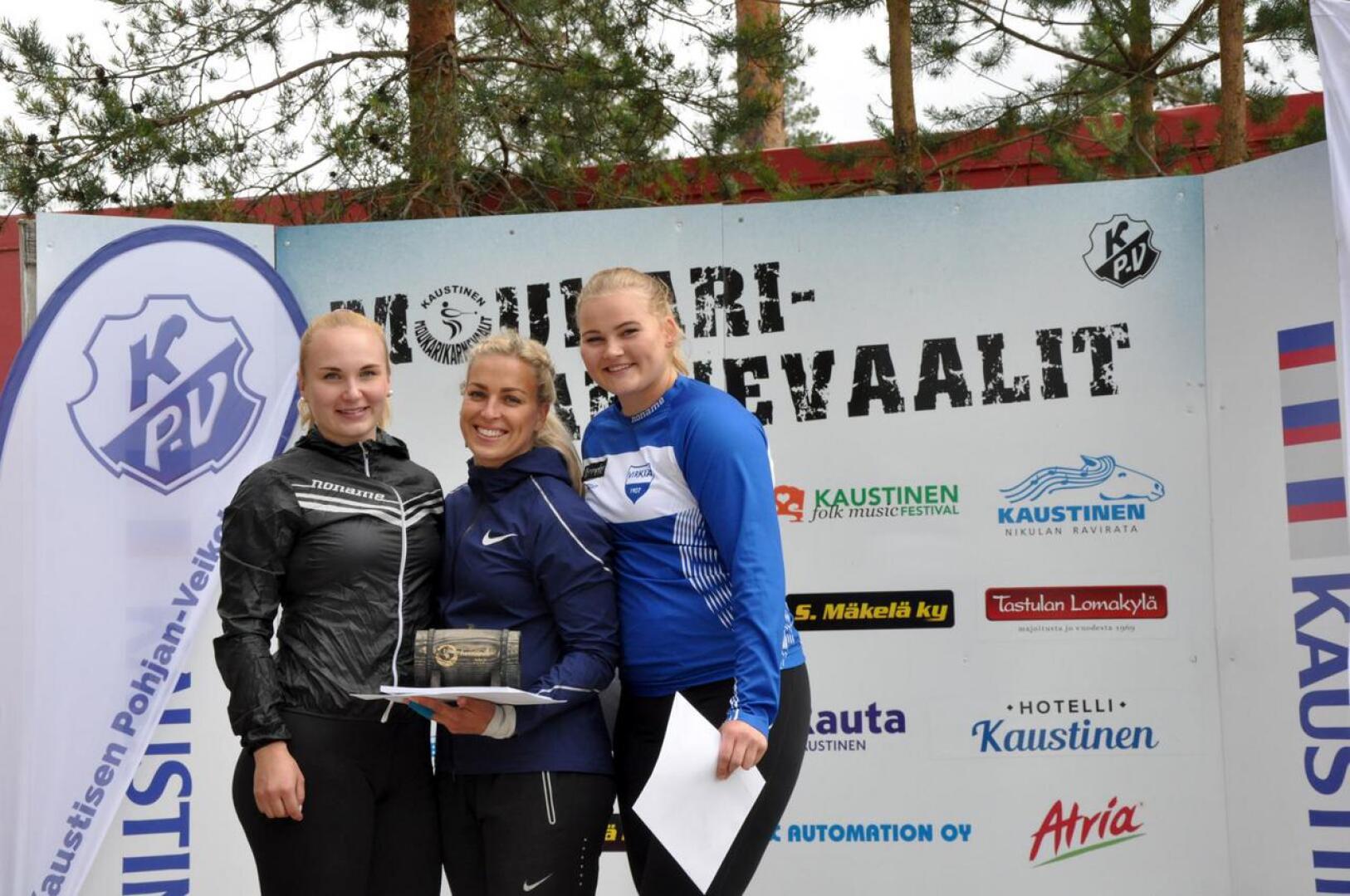 Inga Linna, Kati Ojaloo ja Sara Killinen olivat Kaustisen Moukarikarnevaaleilla naisten kärkikolmikko.