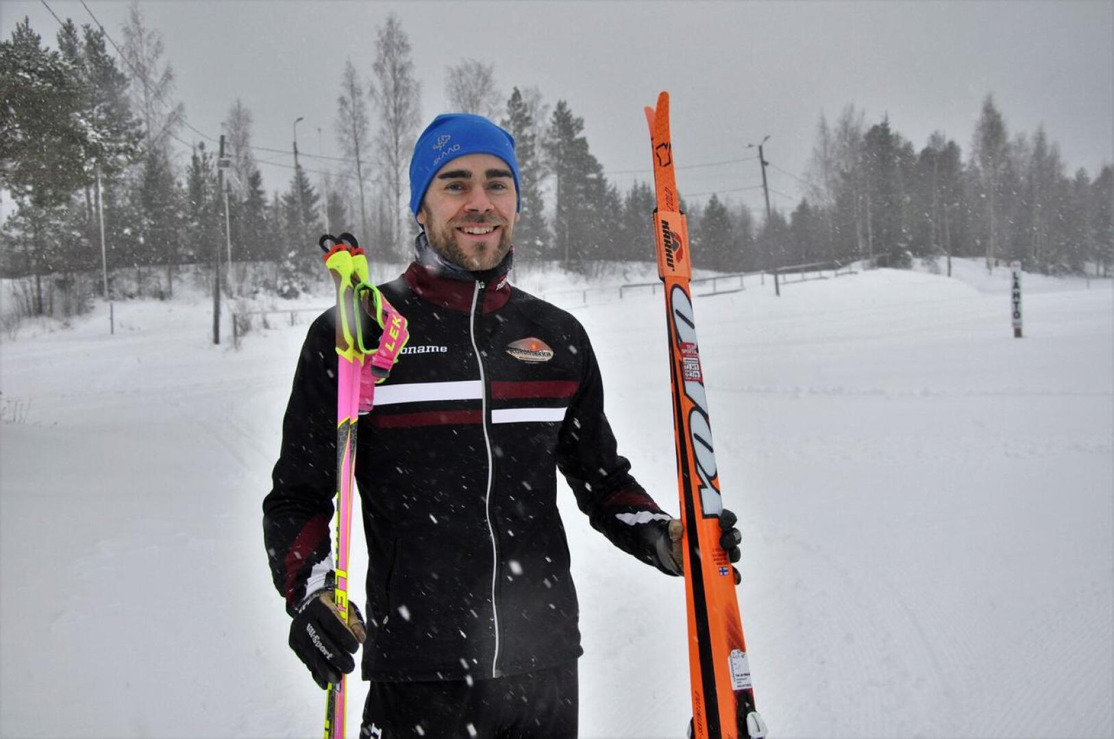 Pekka Karppanen valmistautui lauantaina hiihtolenkille Köykärin laduille. Kokkolan hiihtokeskuksen maastosta löytyy nousuja ja vauhdikkaita laskuja. 