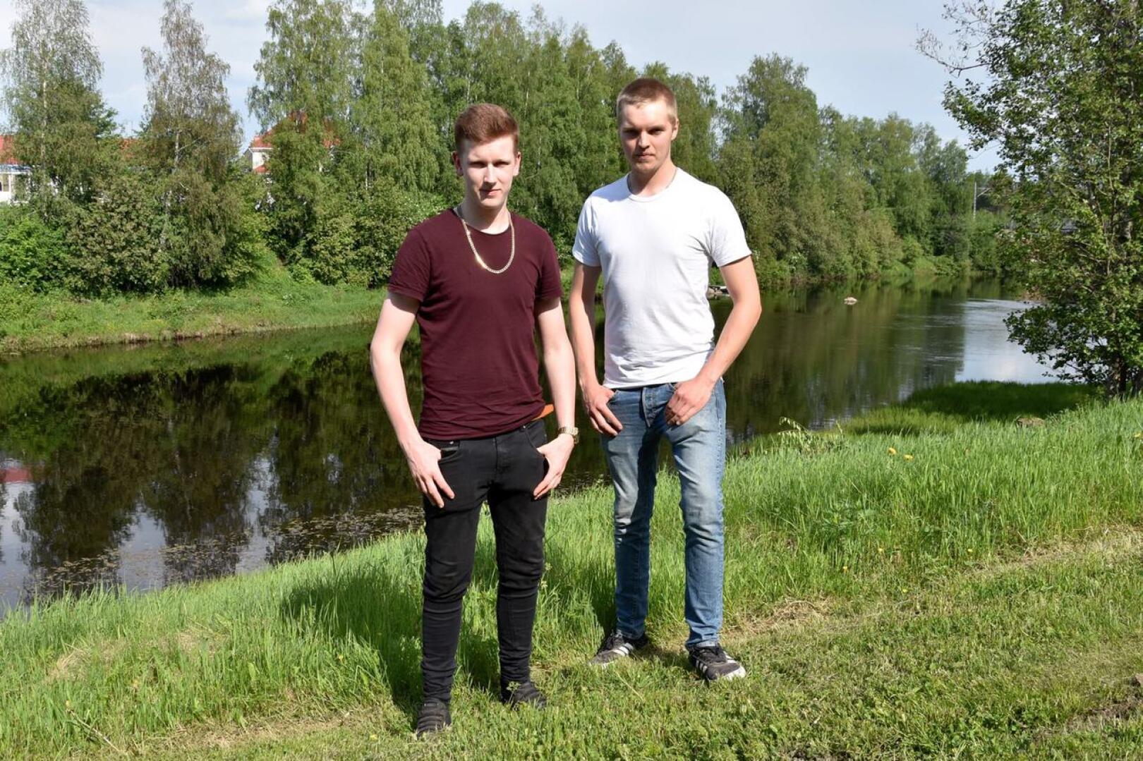 Yllättävä pelastustehtävä. Kannuslaiset Artturi Nikunen ja Elias Rekilä olivat auttamassa veden varaan joutunutta seuruetta Kinnulassa.