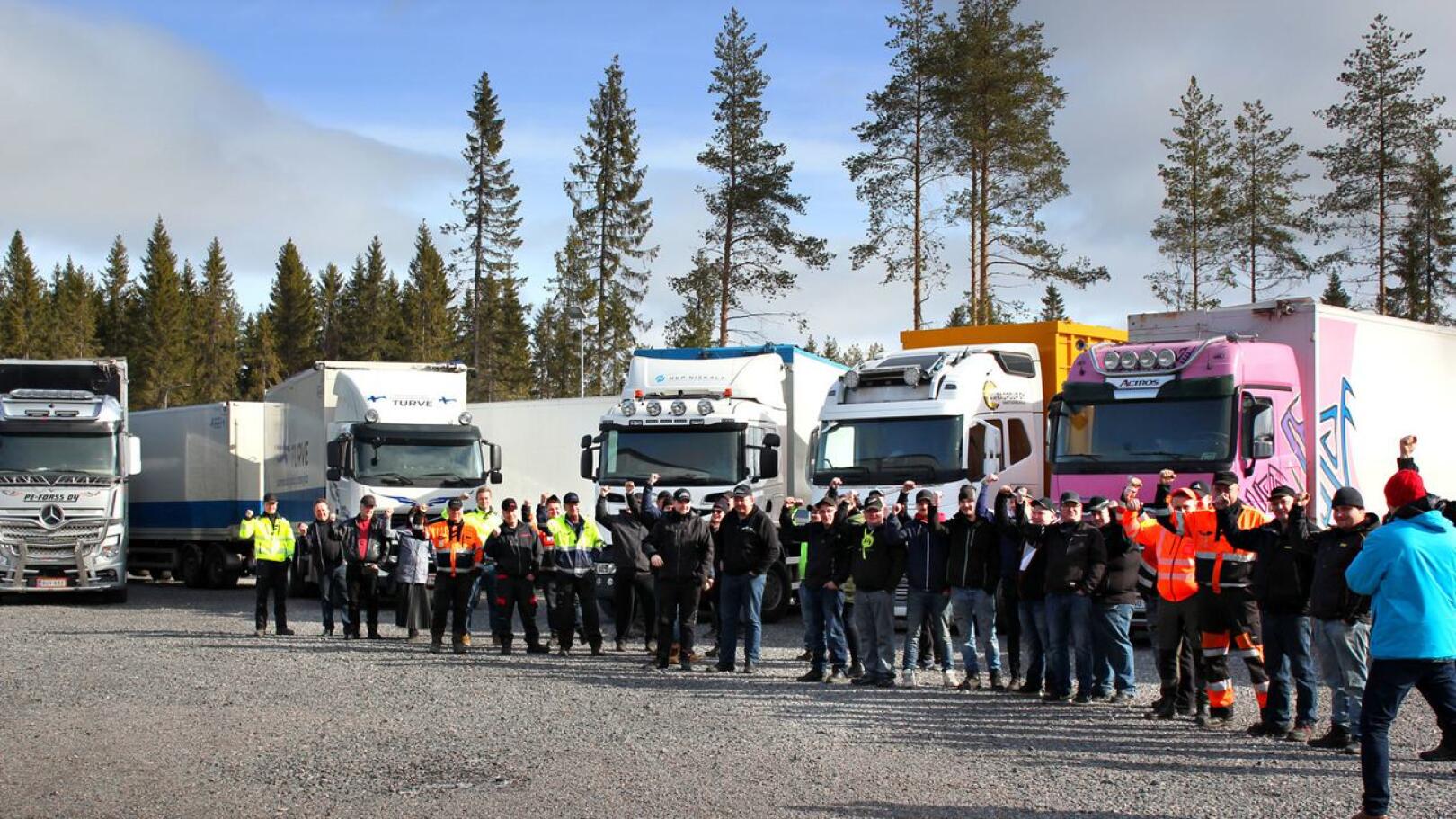 Pohjoisen Suomen mielenosoittajat kokoontuivat torstaiaamuna Kärsämäelle ja jatkoivat siitä porukalla matkaa kohti pääkaupunkia. 