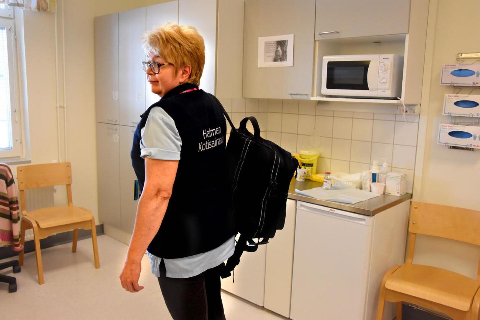 Tässä menee sairaala. Kotiutuskoordinaattori, sairaanhoitaja Anne Tuovila esittelee reppua, johon on pakattu kotisairaalakäynnillä tarvittavat varusteet.