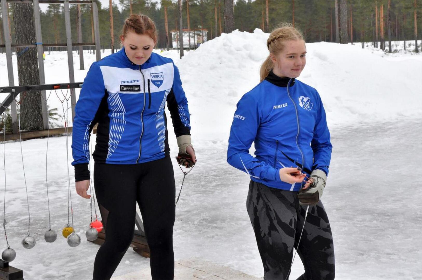 Sara Killinen (vas.) ja Julia Kivinen valmistautuivat heittoihinsa Nikulassa järjestetyissä talvimestaruuskilpailuissa. 