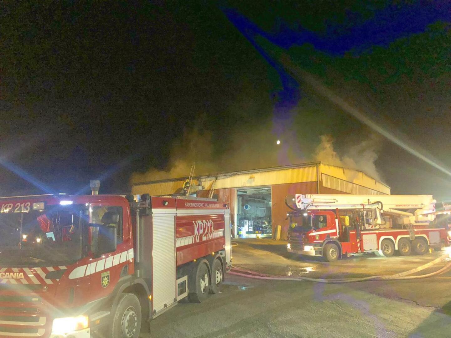 Betonifirma Jakoben teollisuushallissa syttyi tulipalo lauantai-iltana. 