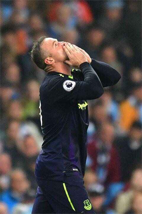 Evertonia edustava Rooney ampui 1-0-osuman 35. minuutilla ottelussa Manchester Cityä vastaan. LEHTIKUVA/AFP