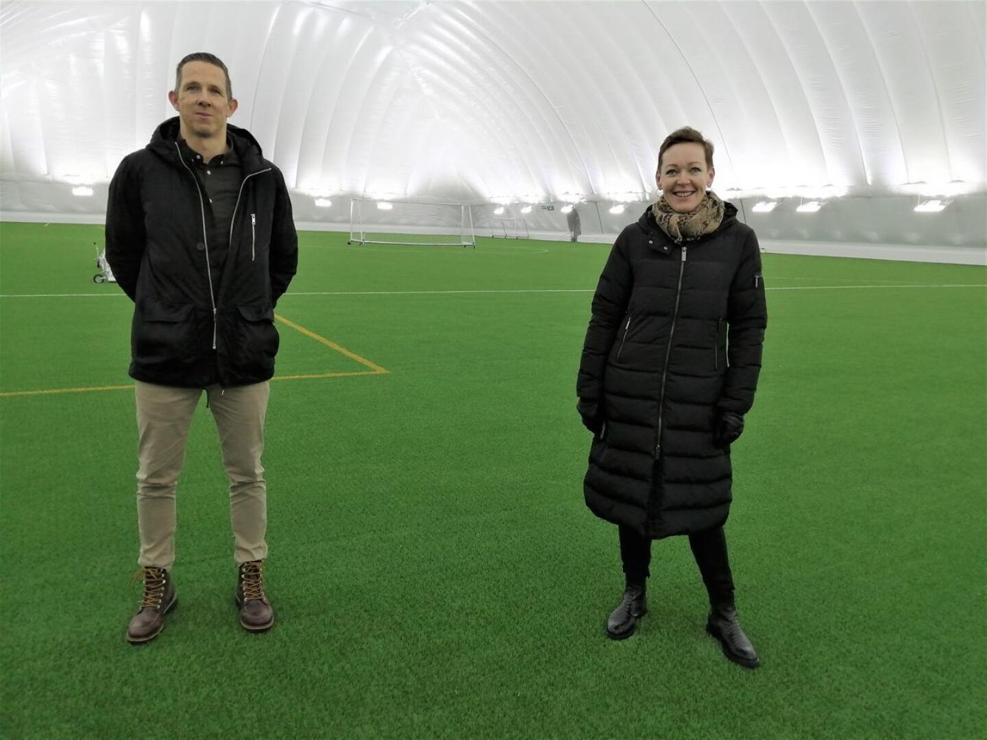 Pontus Backlund ja Monika Eklund-Laurila iloitsevat siitä, millaisia mahdollisuuksia Sursikin liikuntapuiston uusi jalkapallohalli tarjoaa. 