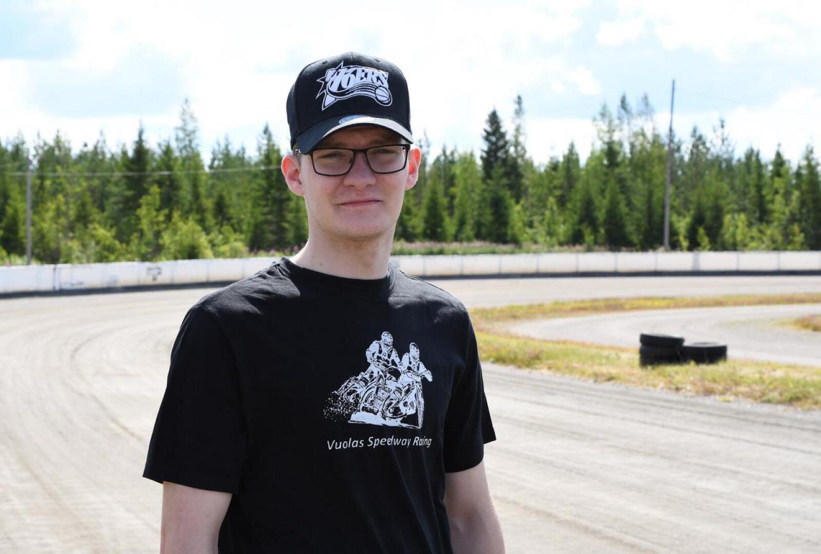 Kotiradallaan sunnuntaina kilpaillut Antti Vuolas auttoi suorituksillaan Kojootit kolmannelle sijalle. Viikon päästä Kauniskankaan radalla taistellaan speedwayn pariajon SM-mitaleista.