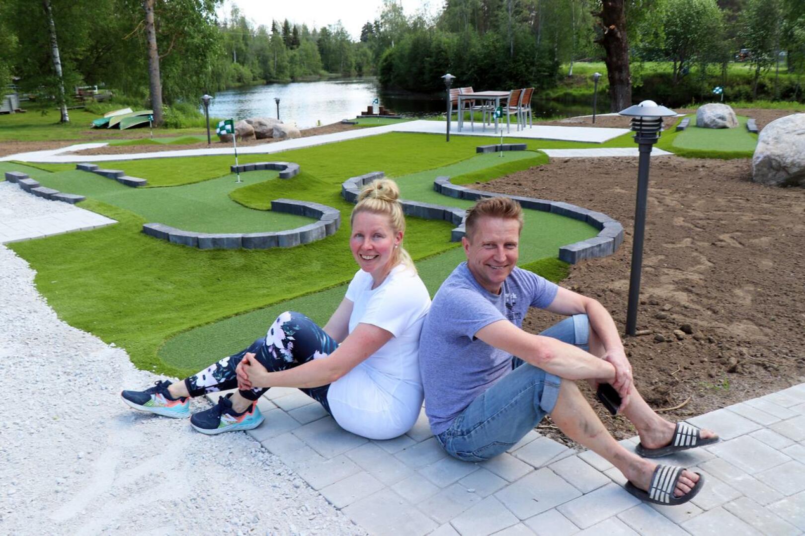 Kirsi ja Hannu Takalo-Mattila kertovat, että Huhtaniemen mökkikylään on joka vuosi totuttu investoimaan jotain uutta tai korjaamaan vanhaa. Tälle kesälle valmistui seikkailugolf-rata.