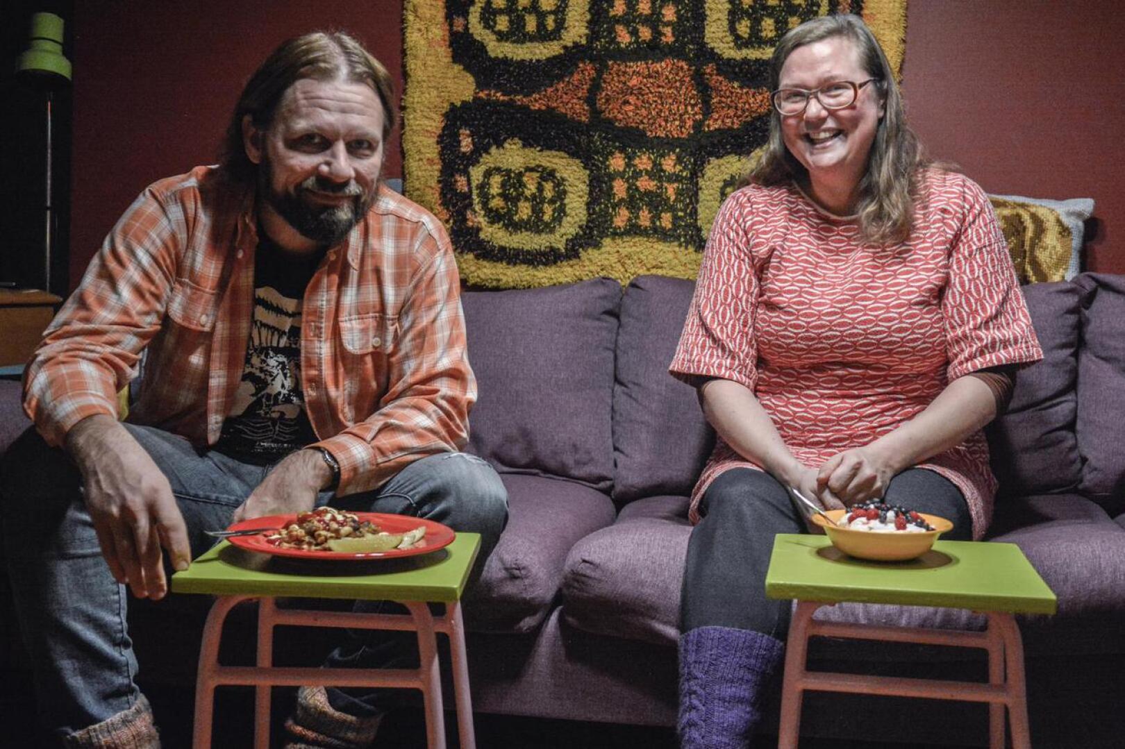 Me syömme melkein aina olohuoneessa television ääressä, hymyilevät Pia Leinonen ja Joni Tiala.