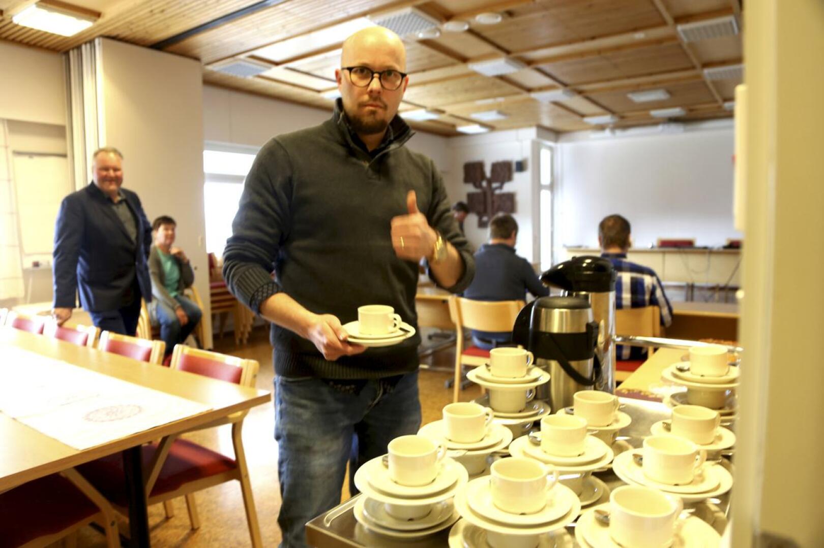 Marko Malvisto keitti kokouskahvit, mutta kunnanvirastolle yhtenäiskoulun sijaan. Valtuuston kokous siirtyi virastolle lennosta. 