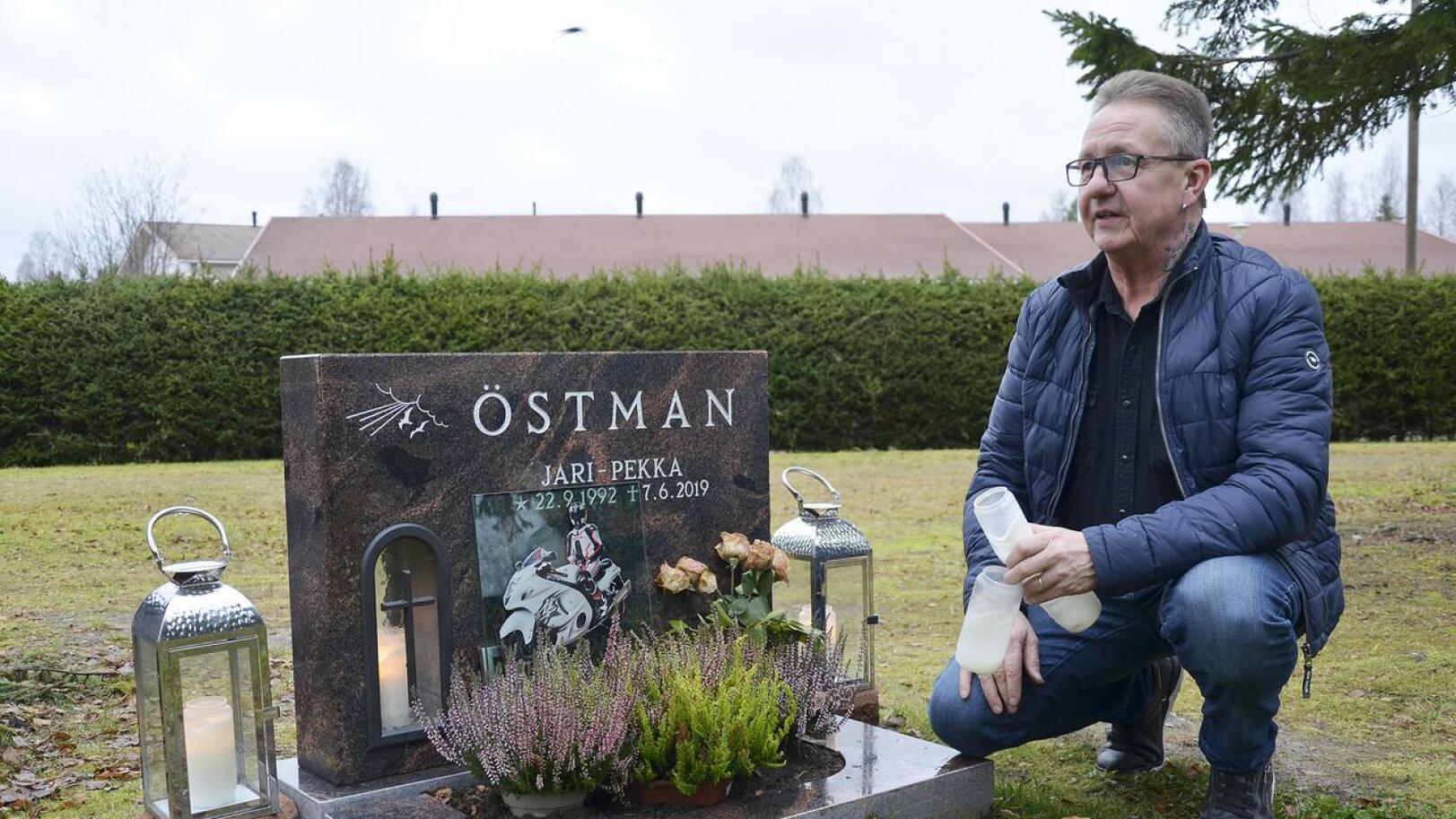 J-P:n haudasta on tullut Ari Östmanille tärkeä paikka. Hän käy siellä yleensä pari kertaa päivässä työajojenkin lomassa joskus.