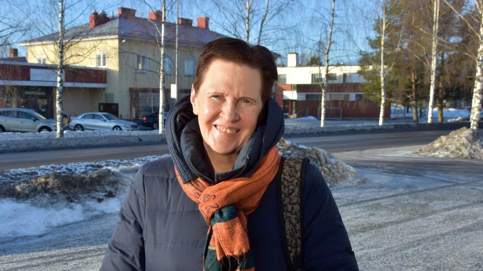 Ulosveisuuperinne kiinnostaa. Anne Kellosalo opiskelee Itä-Suomen yliopistossa teologiaa. 