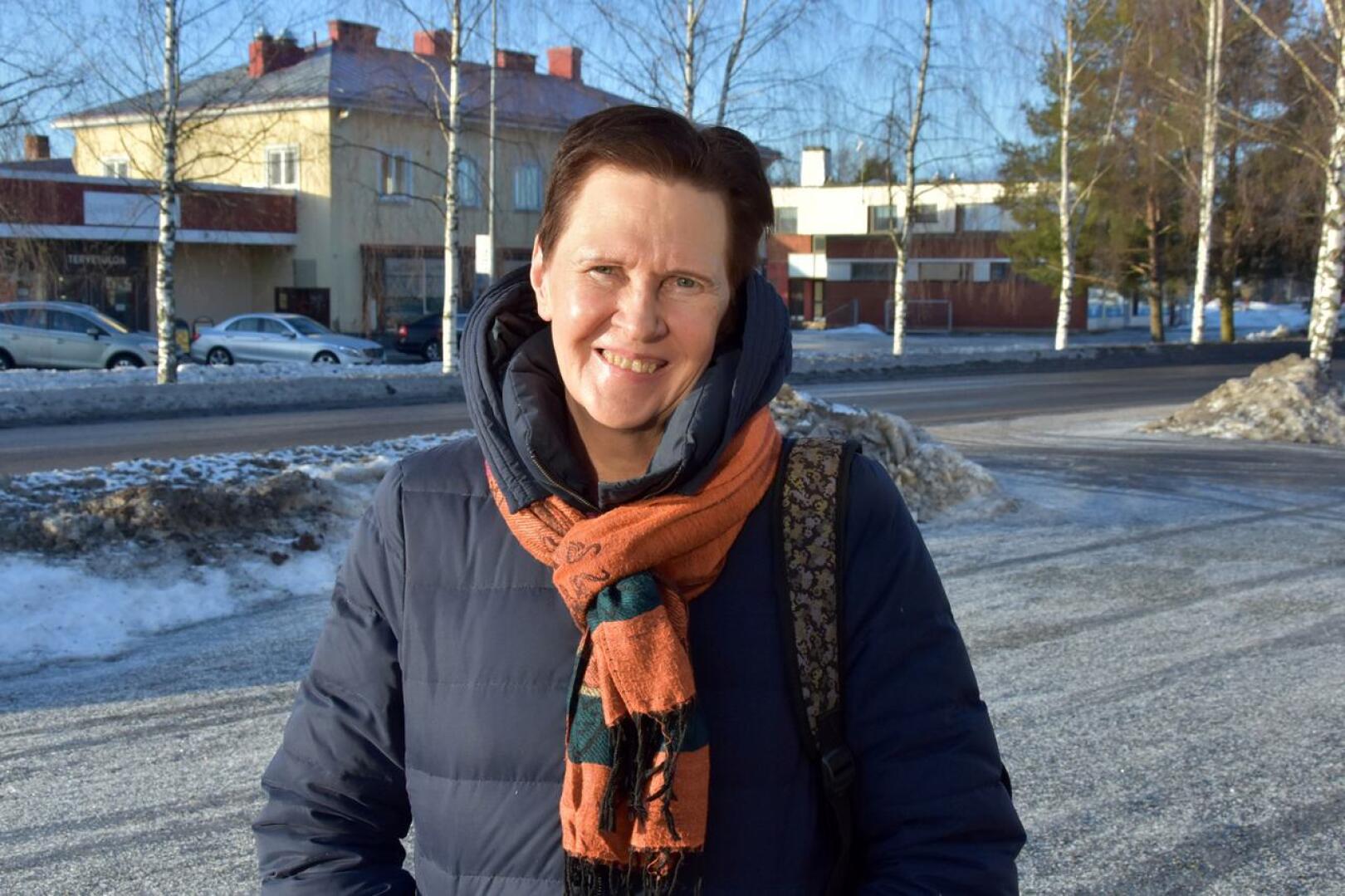 Ulosveisuuperinne kiinnostaa. Anne Kellosalo opiskelee Itä-Suomen yliopistossa teologiaa. 