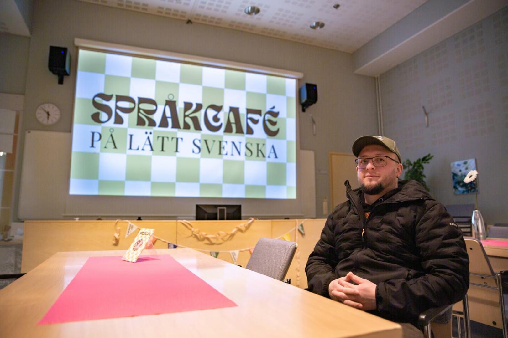 Kielikahvilaan osallistunut Andrii Svets puhuu arjessaan ruotsia, mutta haluaa oppia käyttämään ruotsin kieltä vielä entistä varmemmin.
