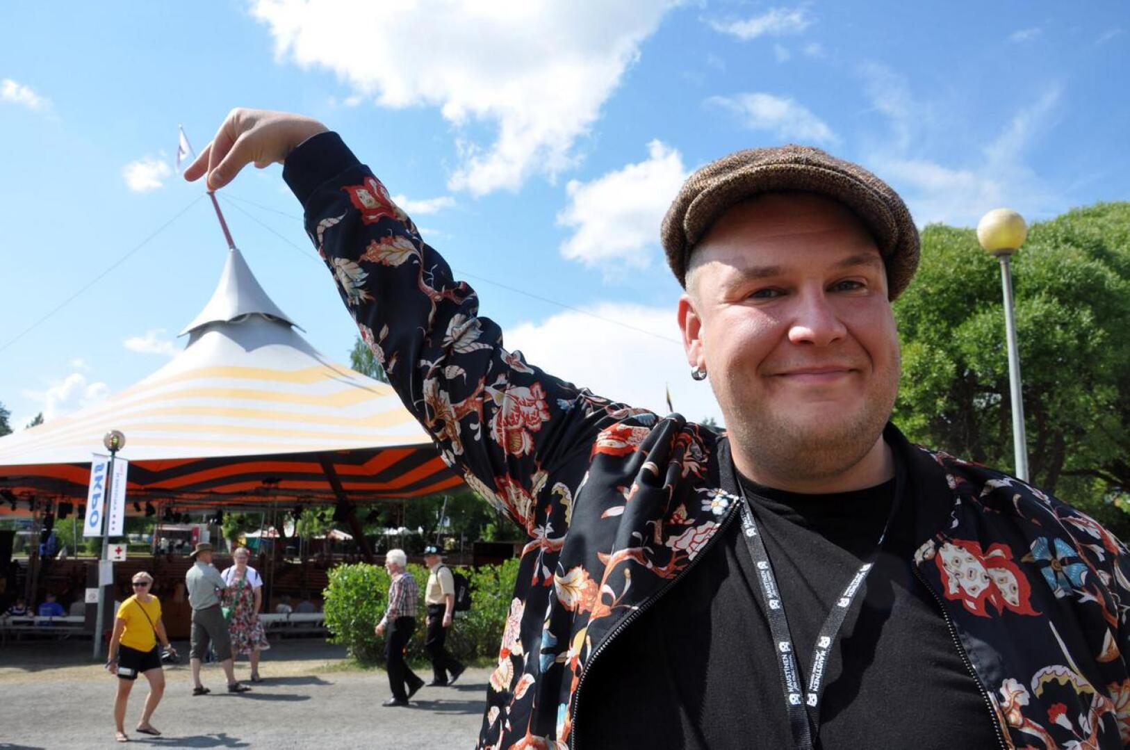 Mikko Penttilä työskenteli kesällä Kaustisen kansanmusiikkijuhlilla juontotehtävissä.