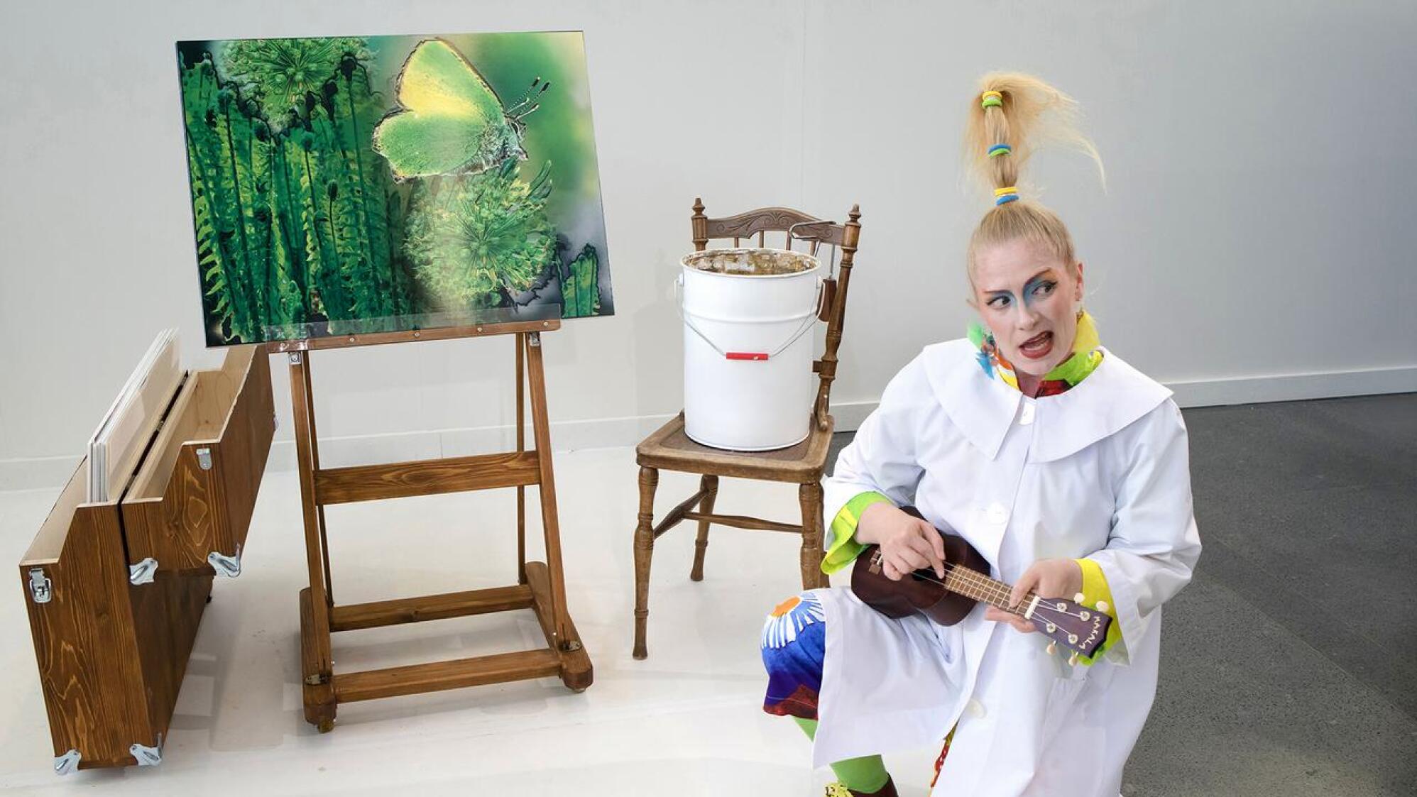 Johanna Virsunen on ihmeellinen maalari, joka on säveltänyt näytelmän musiikin ja myös esittää sen.