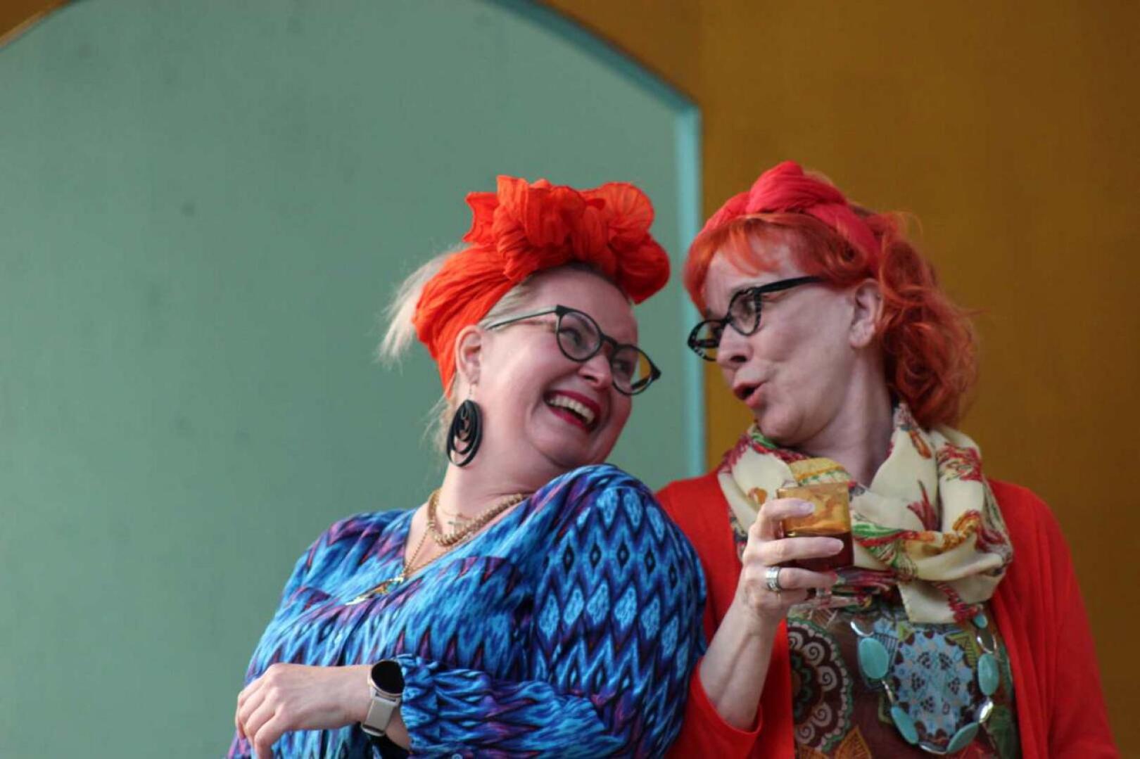 Pullo cavaa ja aurinkoa kertoo naisten välisestä ystävyydestä. Kuvassa Elise Lund (Inka) ja Terttu-Liisa Kotka (Vonne).