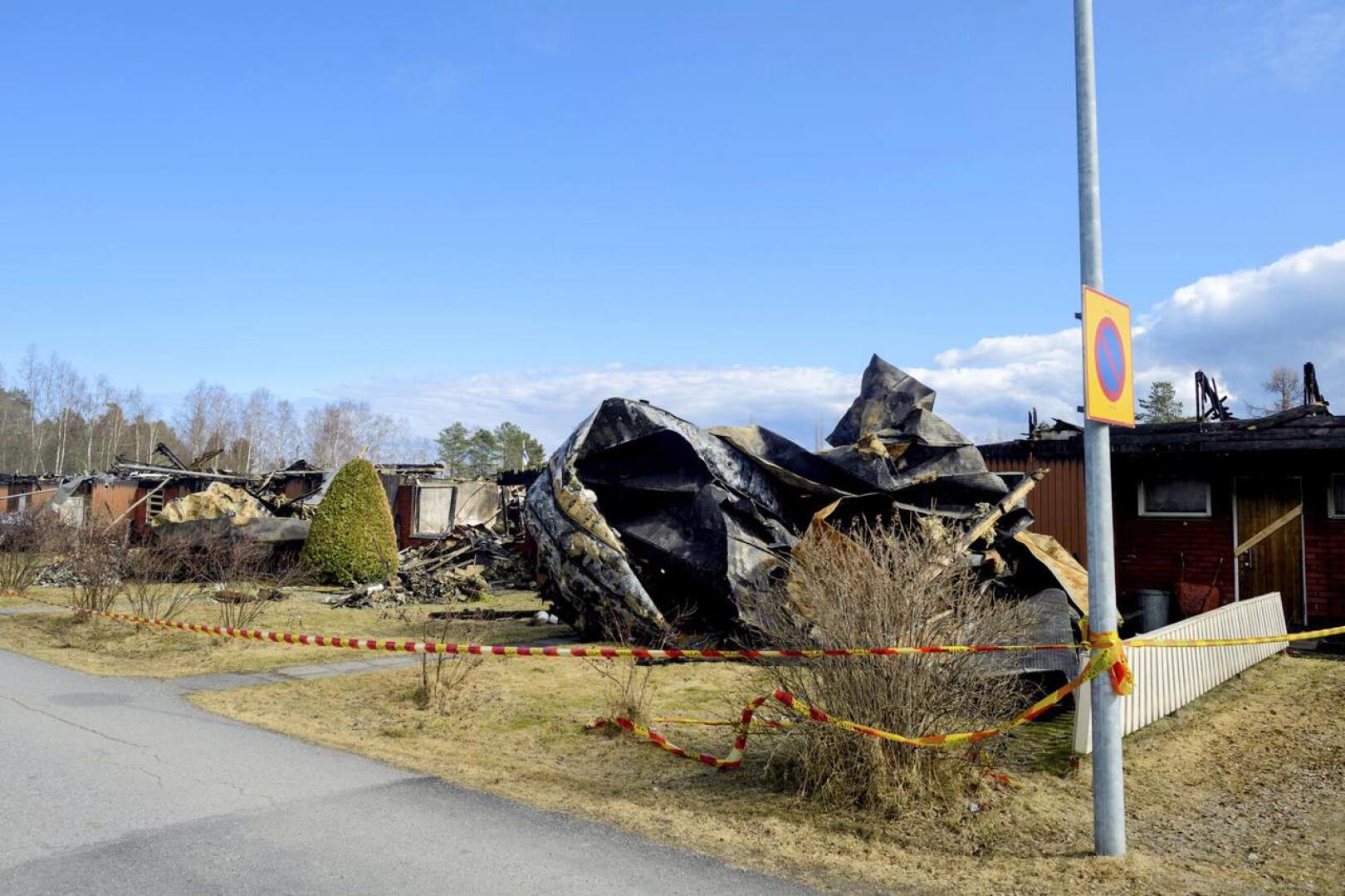 Kahdeksan asunnon rivitalo paloi Kälviän kesustassa Marttilan koulun ja Lucina Hagmanin koulun välittömässä läheisyydessä.
Kuvat palon jäljistä perjantaina 27.4.2018. Sittemmin talo on purettu kokonaan.
