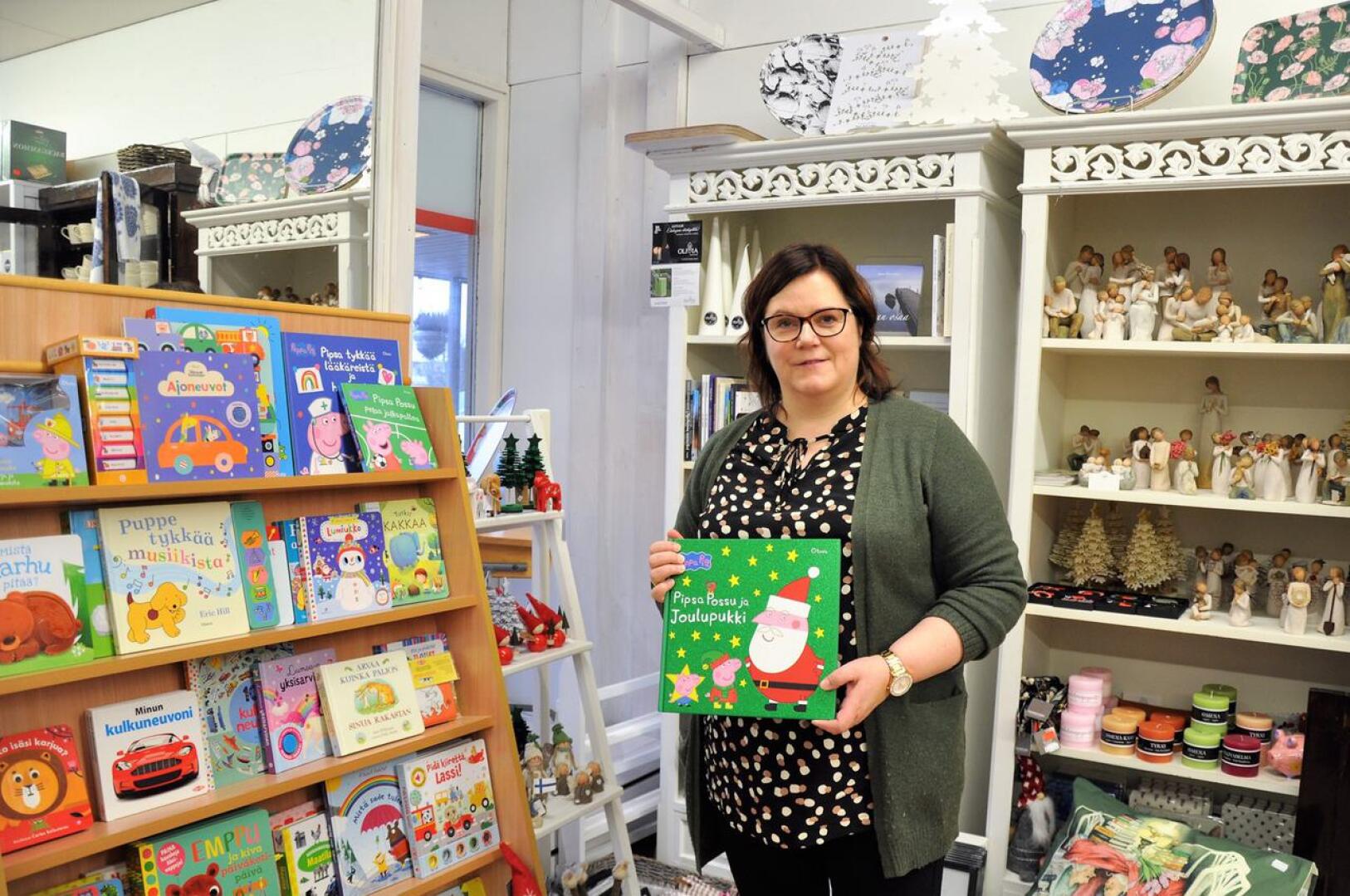 Joulu näkyy jo kirjakaupassakin. Nina Meriläinen toivoo, että myös lastenkirjat löytäisivät tiensä mahdollisimman moneen lahjakoppaan.
