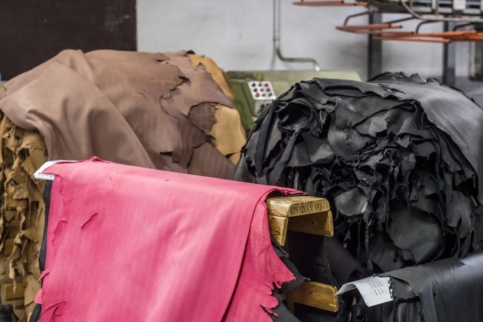 Hirvennahkoja viedään lähinnä ulkomaille, mutta myös suomalaisfirmat jalostavat niistä esimerkiksi design-laukkuja ja purjeveneiden ruorien päällisiä.