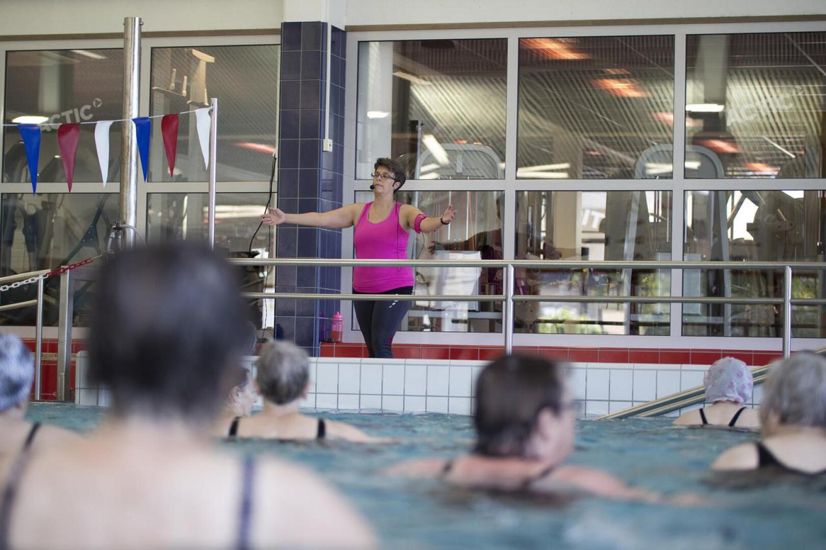 Eläkeläisten vesijumpat täyttävät altaan Ylivieskassa aamupäivisin. Mervi Jutilan mukaan vesijumppa on hyvää liikuntaa myös erilaisista vaivoista kärsiville.