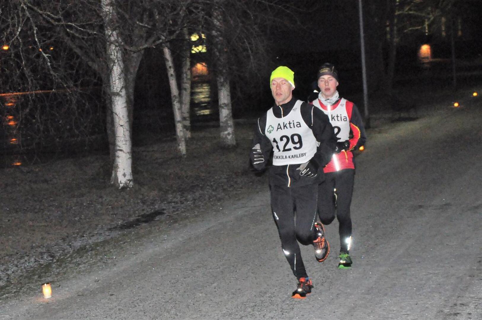 Hannu Kellokoski johtaa kuntosarjan kilpailua Suntin lenkillä. 17-vuotiaiden sarjan voittaja Jani Simoinen juoksee hänen takanaan. 