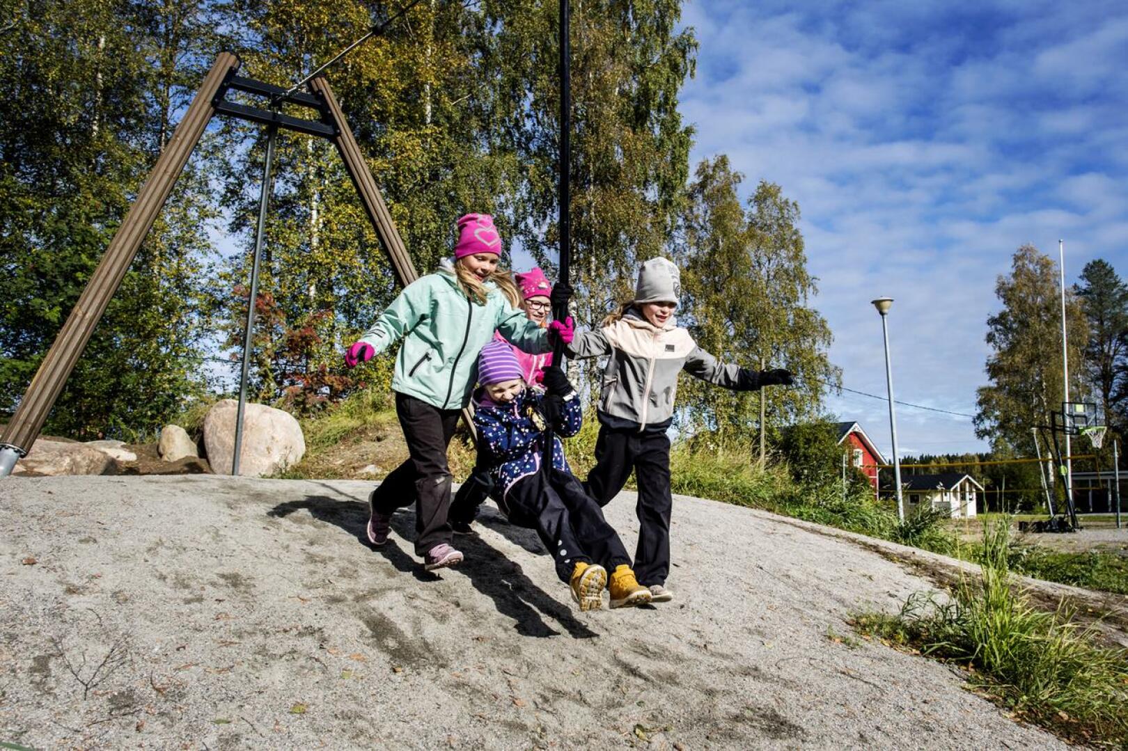 Leppälän koulussa on iso piha-alue. Leikkimässä Elea Korkeakangas, Aino Hosionaho, Vaula Niskanen ja Minttu Leppälä