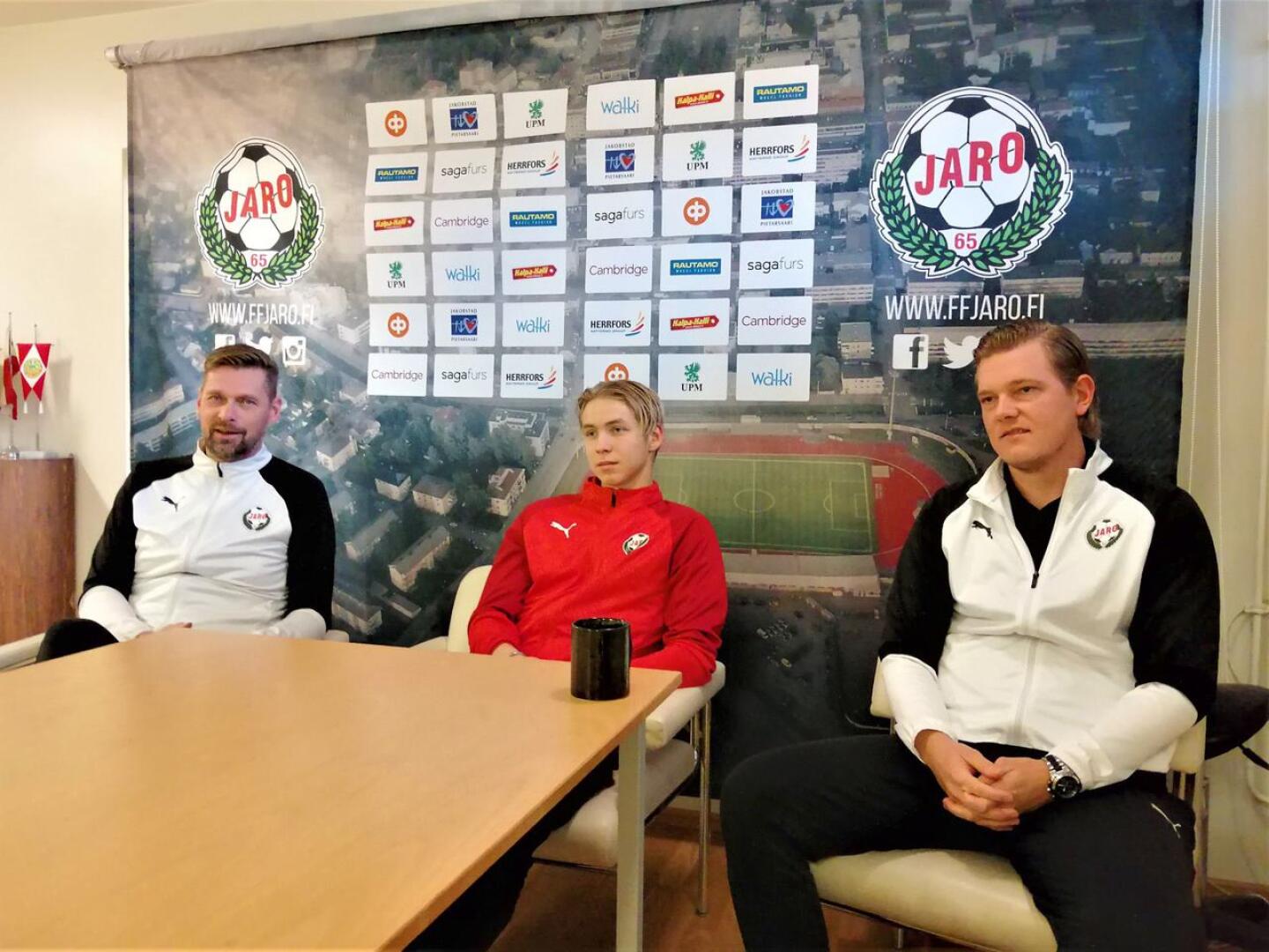 Niklas Käcko, Axel Vidjeskog ja Jonas Portin henkivät rentoa itseluottamusta KTP-ottelun alla. 