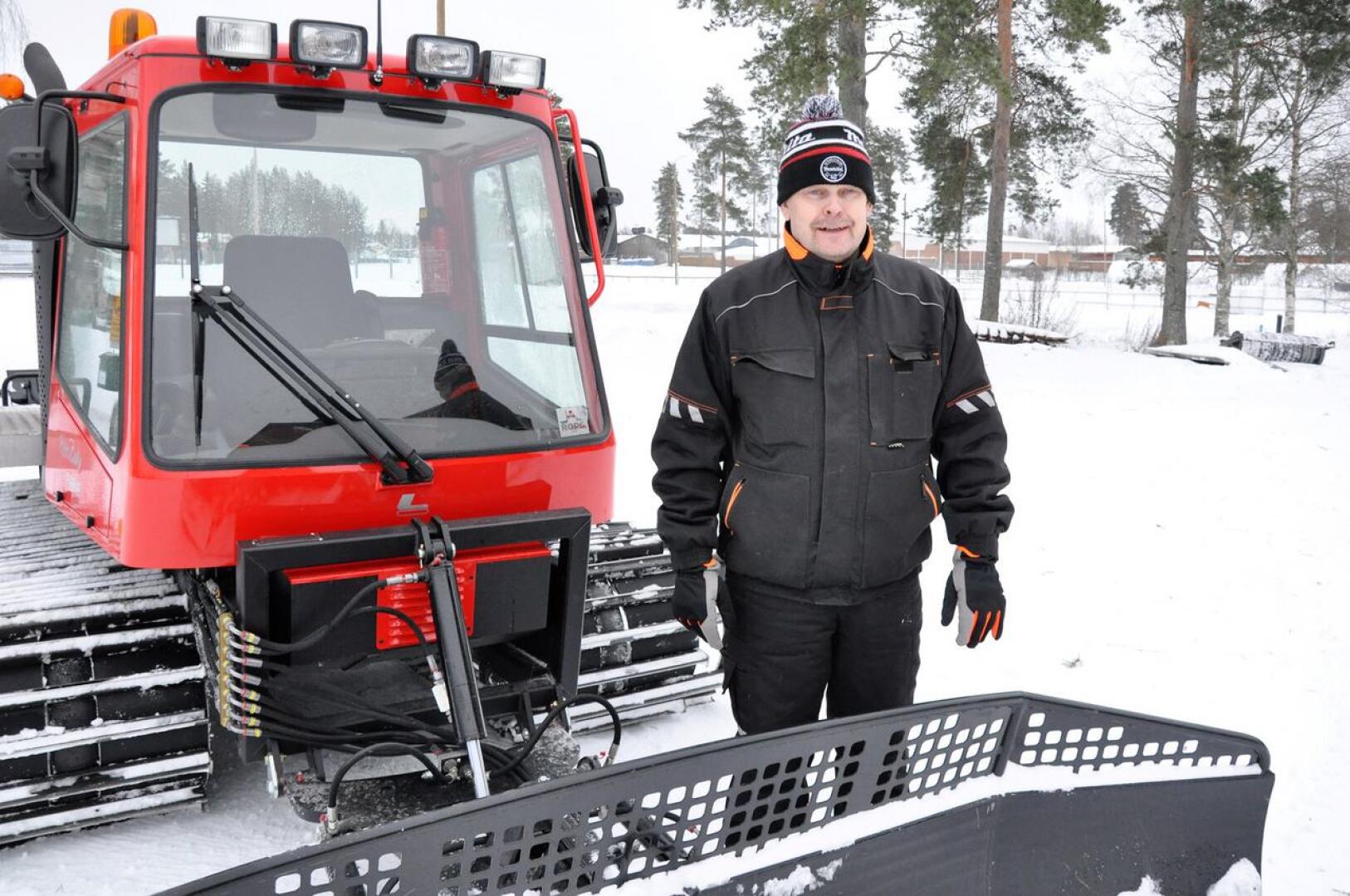 Juha Takala huolehtii Vetelin hiihtoladuista latukoneella, joka soveltuu hyvin paikallisiin tarpeisiin.