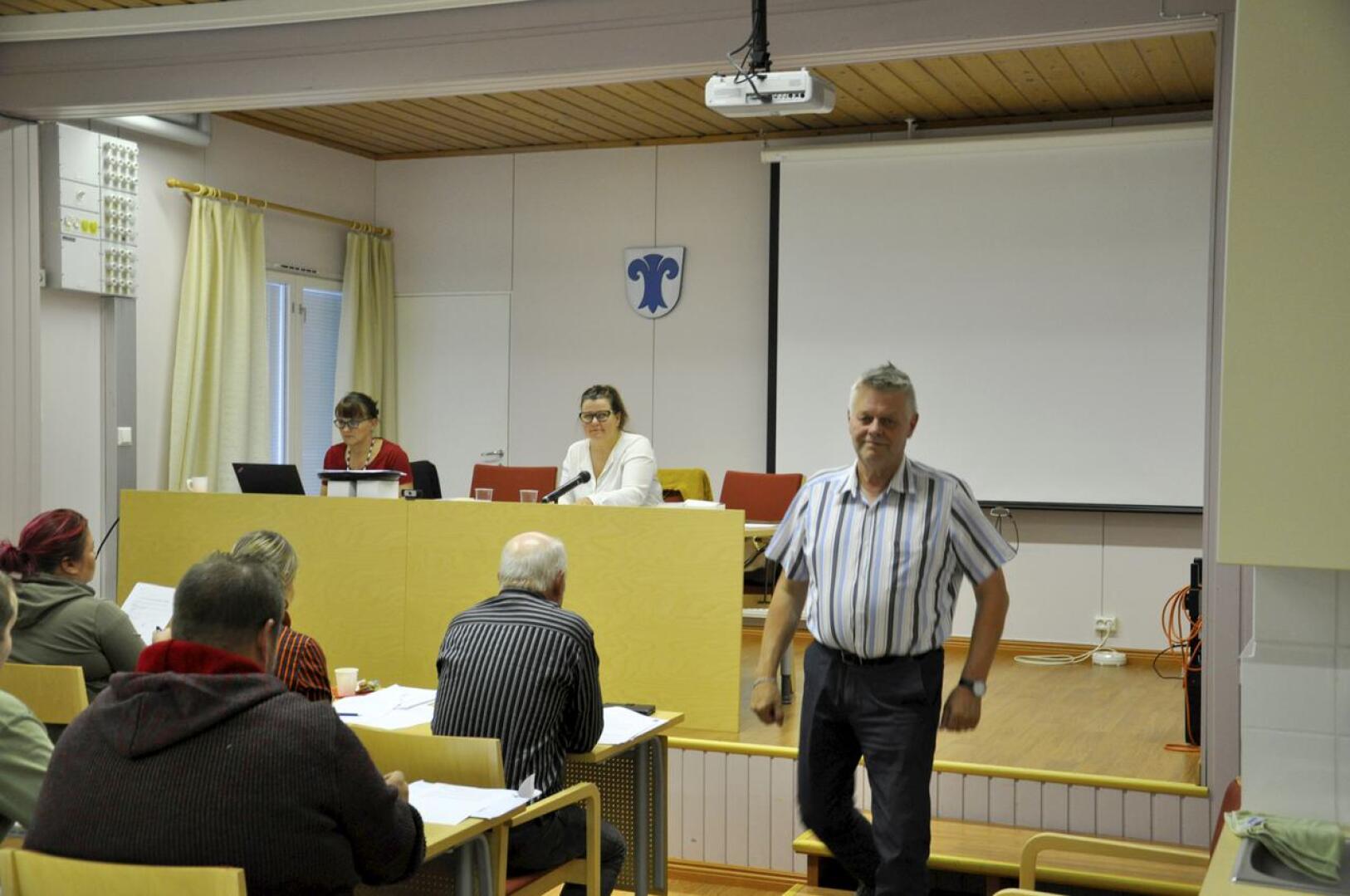 Kunnanjohtaja Esko Ahonen (oikealla) poistui Lestijärven valtuustosalista eläköitymispykälänsä käsittelyn ajaksi.