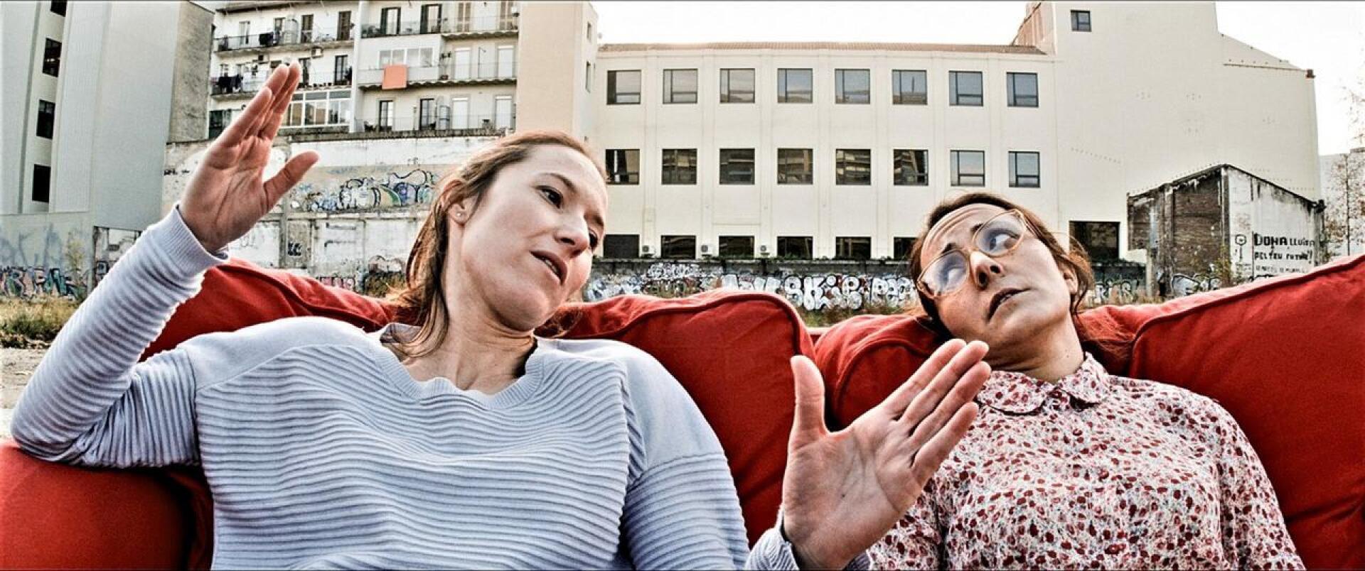 Kiinteistökuplan puhkeamisen jälkeen naisille jäi vain sohva. Carla de Otero ja Arántzazu Ruiz Jarmo Lampelan elokuvassa. 