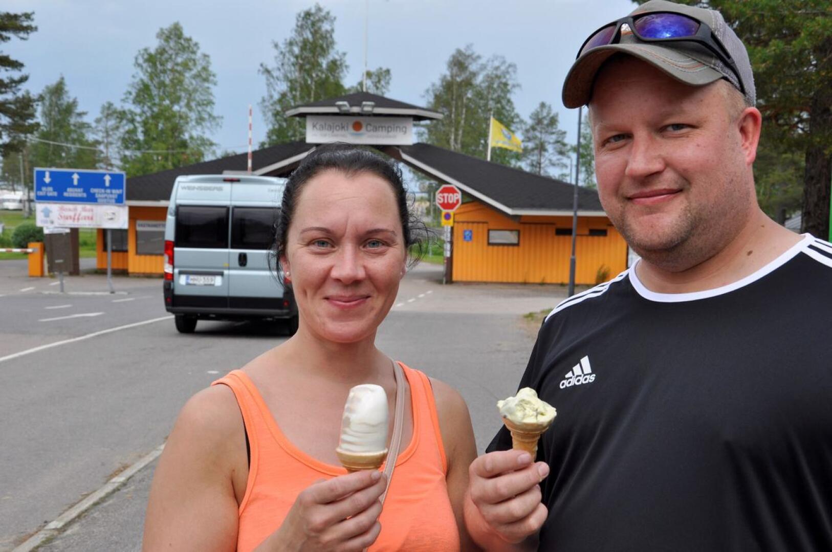 Katja ja Teemu Hannula Keski-Suomesta lomailemassa Kalajoella, mukana seuraa matkailuautossa viisi lasta.
