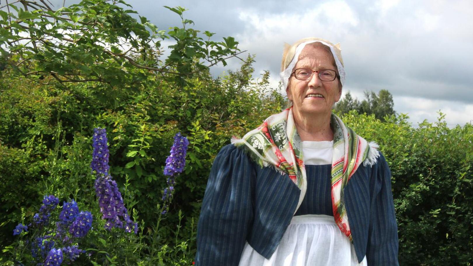 Kaija Kivimaa on ommellut elämänsä aikana satoja kansallispukuja ja ollut suunnittelemassa muun muassa yllään olevaa Kalajokilaakson naisten pukua.