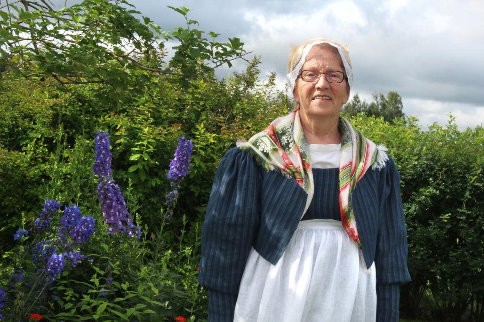 Kaija Kivimaa on ommellut elämänsä aikana satoja kansallispukuja ja ollut suunnittelemassa muun muassa yllään olevaa Kalajokilaakson naisten pukua.