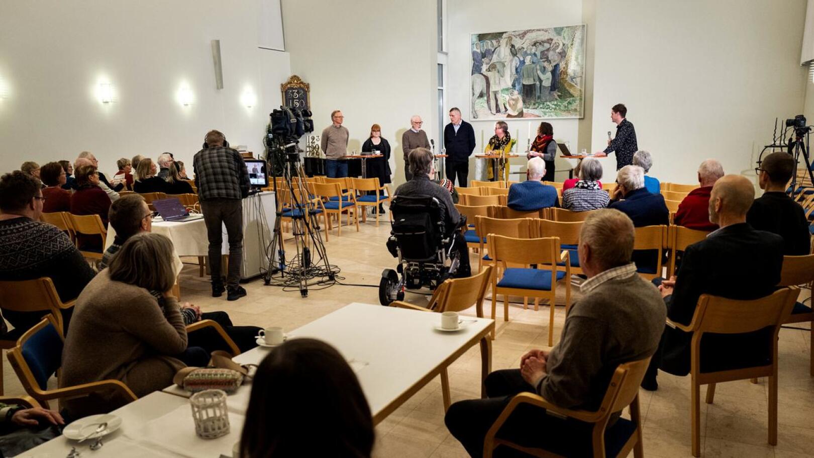 Panelistit Mika Sarkkinen, Sonja Pääsukene, Hannu Kuusniemi, Heimo Fiskaali, Maarit Aspegren ja Marita Kaakinen. Tilaisuuden johti toimittaja Jouni Nikula.