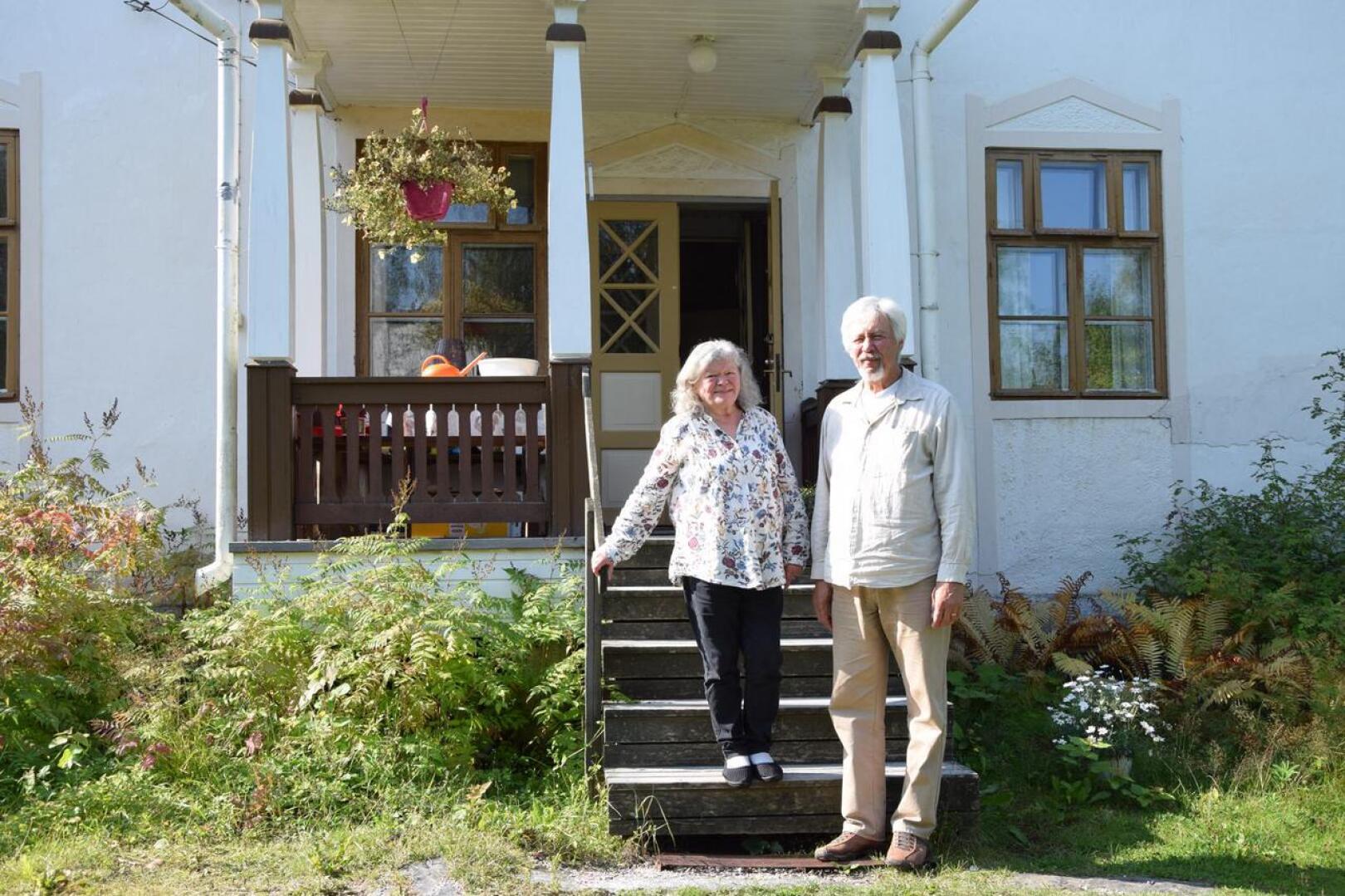 Irma ja Eero Huttunen ovat kotoisin Kiuruvedeltä, ja he ovat olleet jo koulussa samalla luokalla. Yhteiseloa pariskunnalle tuli juhannuksena täyteen viisikymmentä vuotta.
