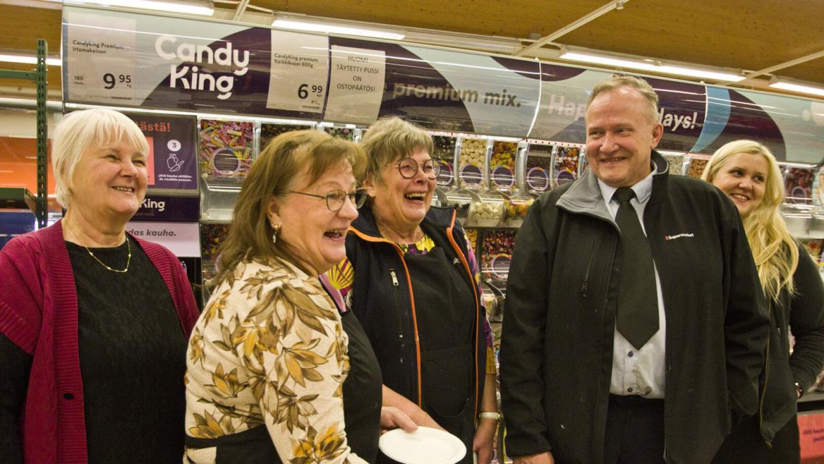 Kakkukahveja olivat tarjoilemassa eläkeläiset Hilkka Rajaniemi, Greetta Löllö ja Aulikki Similä sekä pian eläköityvä Martti Liuska ja tytär Mari Liuska.
