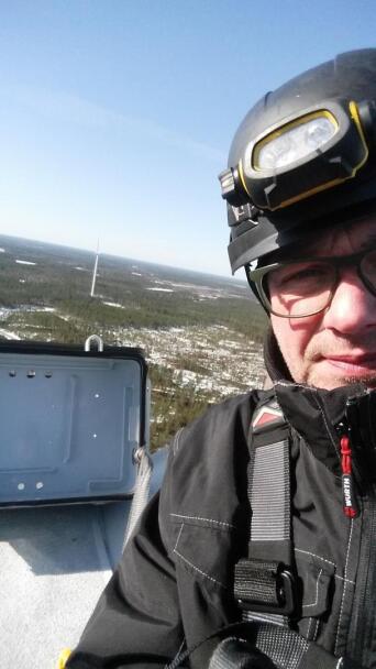 Näköalapaikalla. Lestijärven kunnanhallituksen puheenjohtaja Jukka-Pekka Tuikka tuntee tuulivoimalat, sillä hän tekee töitä niiden vuosihuoltojen parissa.