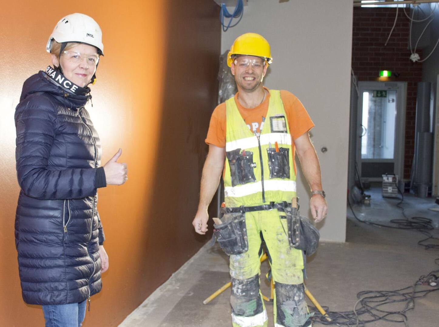 Oranssi seinä sopii hyvin  toimistohotelliin, peukuttavat Anna Mustola ja Tero Löf.