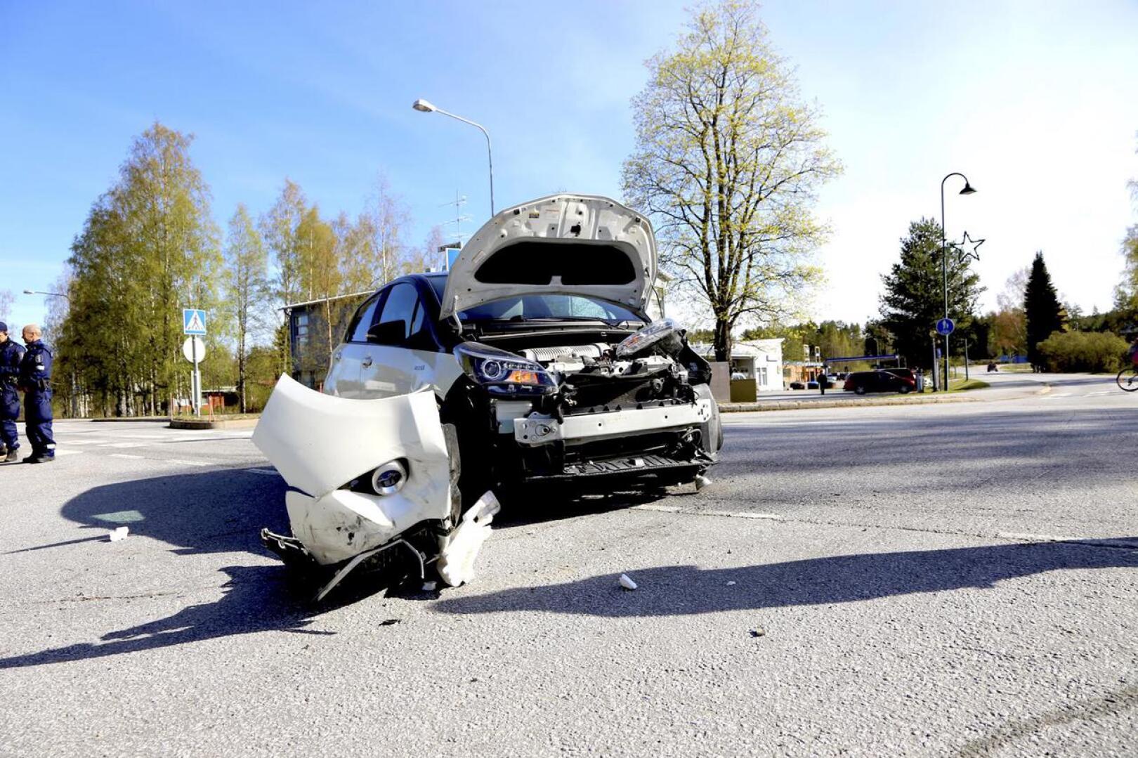 Henkilöauto vaurioitui Vetelissä keskustan taajama-alueella tapahtuneessa kolarissa pahasti. 
