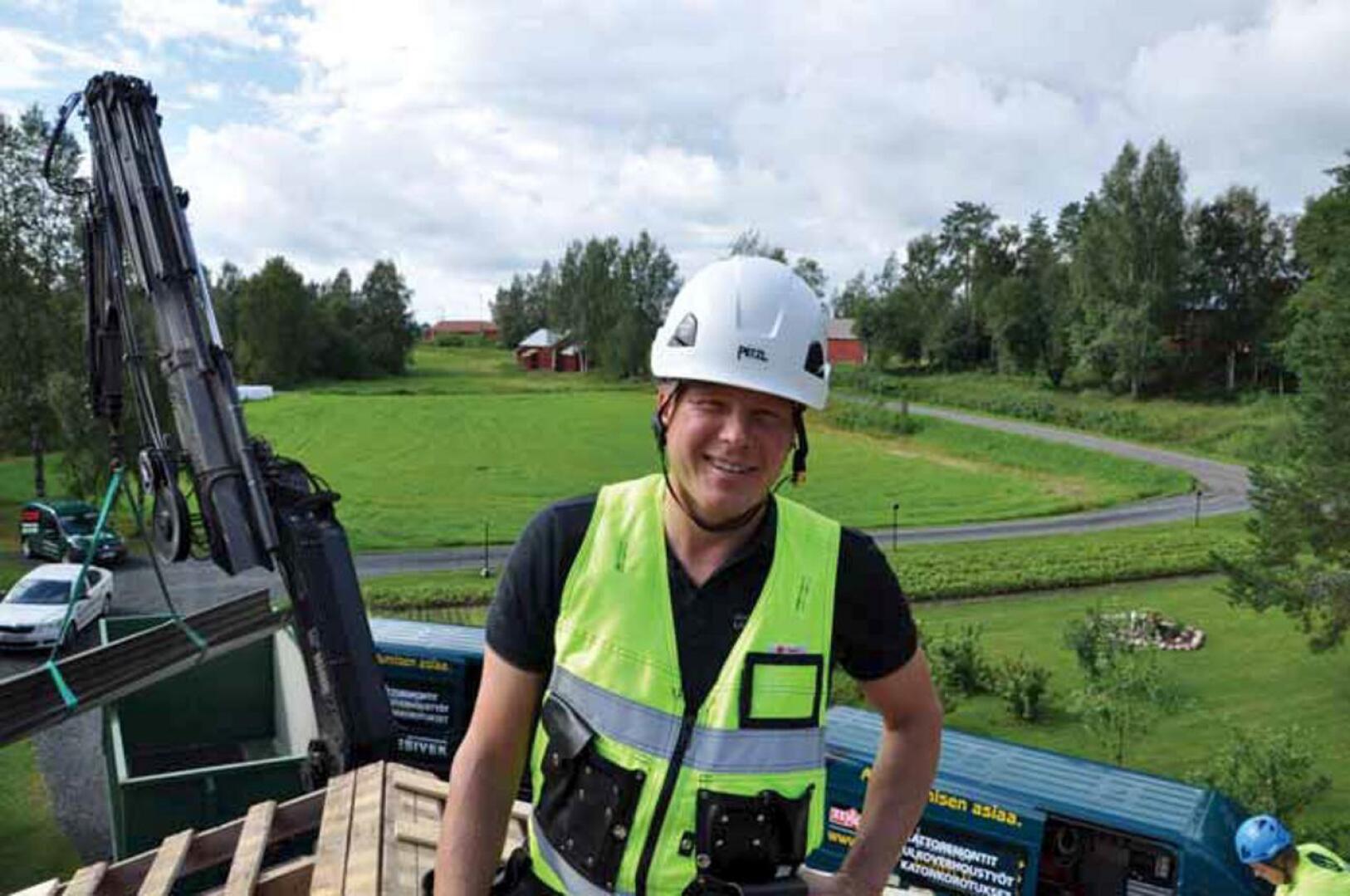 Kimmo Riihimäki on tehnyt työuransa yrittäjänä ja tahkosi yrityskaupoilla miljoonatulot. Kuvassa Riihimäki kattotyömaalla Alavetelissä elokuussa 2016. 