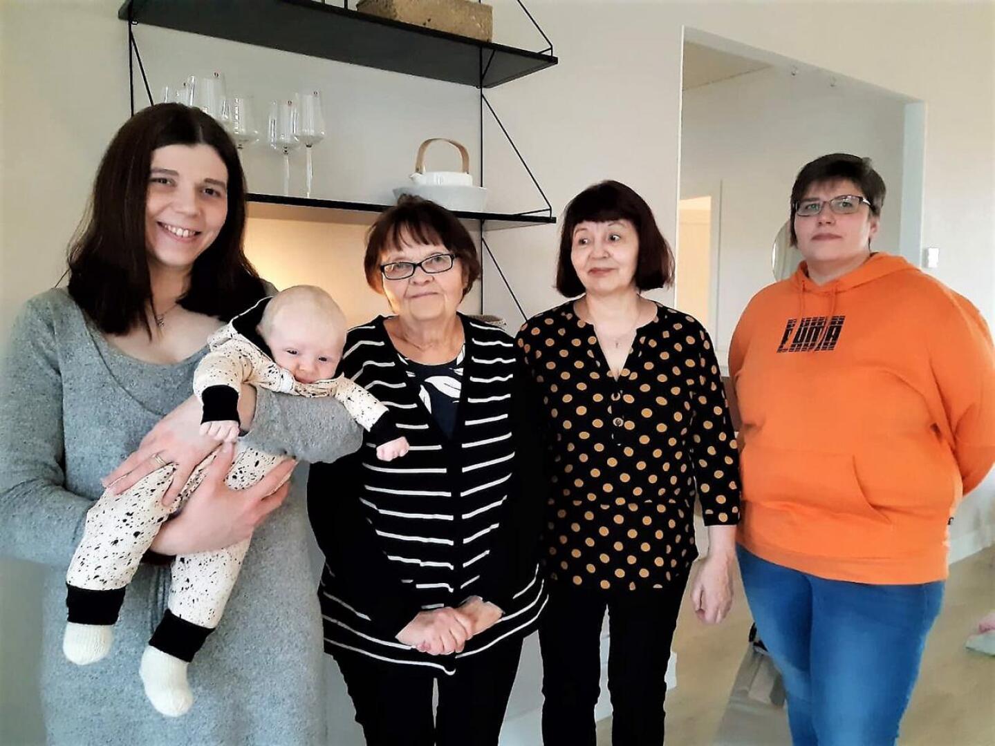Jonna-äidin sylissä olevaa Lempolan perheen pienokaista onnittelemassa kävivät Anna Tammelin MLL Ylivieskan paikallisyhdistyksestä sekä isoäidin neliöitä peittoon virkanneet Aili Jylkkä ja Airi Krapu Tuokiotuvalta.