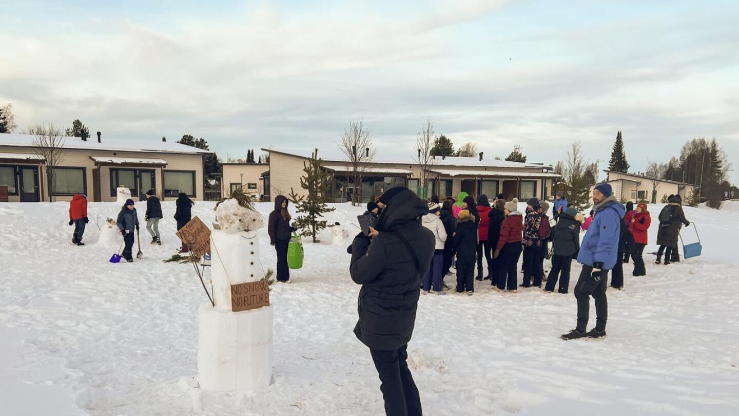 Noin 40 oppilasta opettajineen kokoontui lumiukkojen rakennustalkoisiin Ylivieskassa.