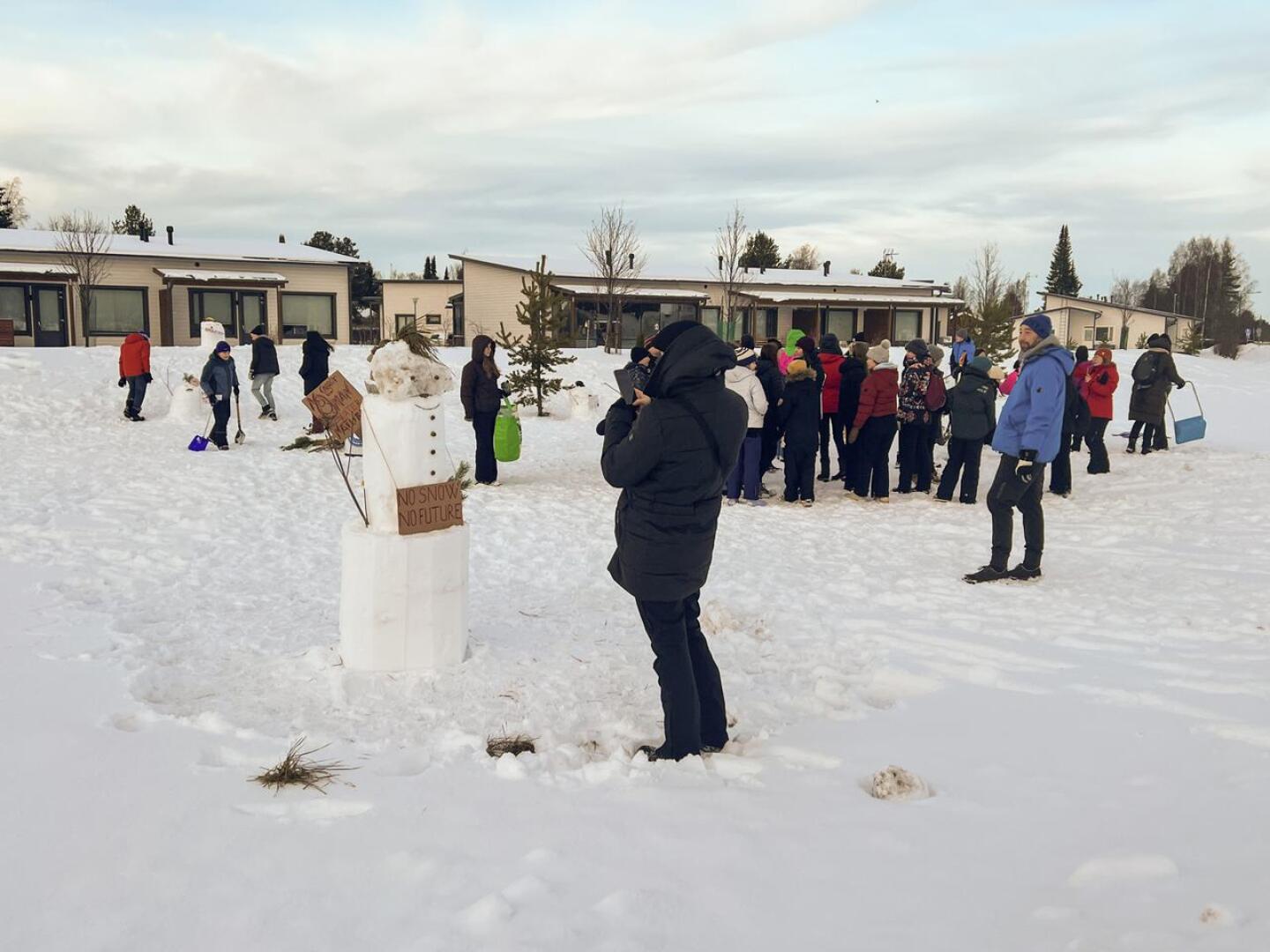 Noin 40 oppilasta opettajineen kokoontui lumiukkojen rakennustalkoisiin Ylivieskassa.