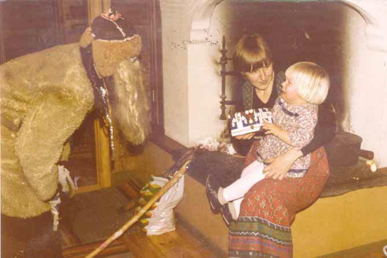 Jouluna 1979. Siiri Järvelä pelkää joulupukkia äitinsä Marit Järvelän sylissä.