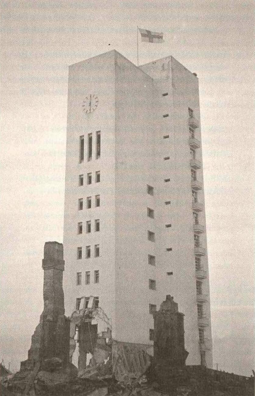 Saksalaiset yrittivät räjäyttää Kemin kaupungintalon 7.-8. lokakuuta 1944, mutta vahva rakennus kesti. Suomalaiset nostivat katolle siniristilipun vallatun kaupungin kunniaksi.