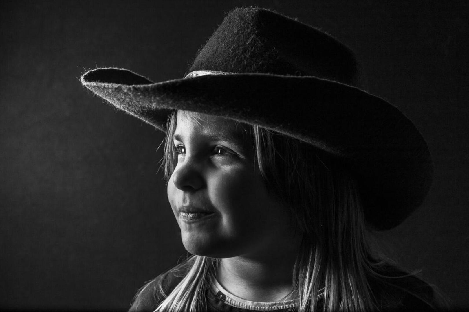 Risto Niemelän Katse 1 -valokuva sijoittui Pohjanmaan Kameraseurojen vuosinäyttelyn musta-valkosarjassa kolmanneksi. Kuva on otettu mummolareissulla ja siinä on Niemelän 7-vuotias Valma-tytär.