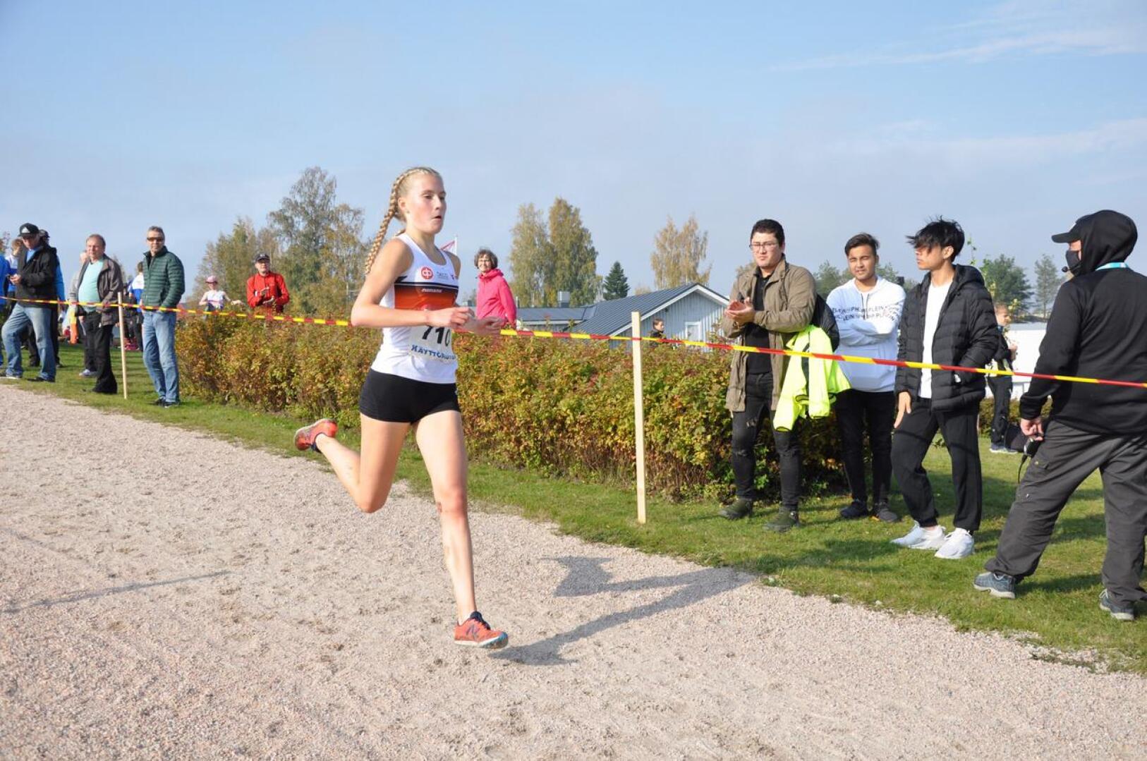 Nathalie Blomqvist juoksi 19-vuotiaiden naisten ylivoimaiseksi mestariksi Kurikan SM-maastoissa.