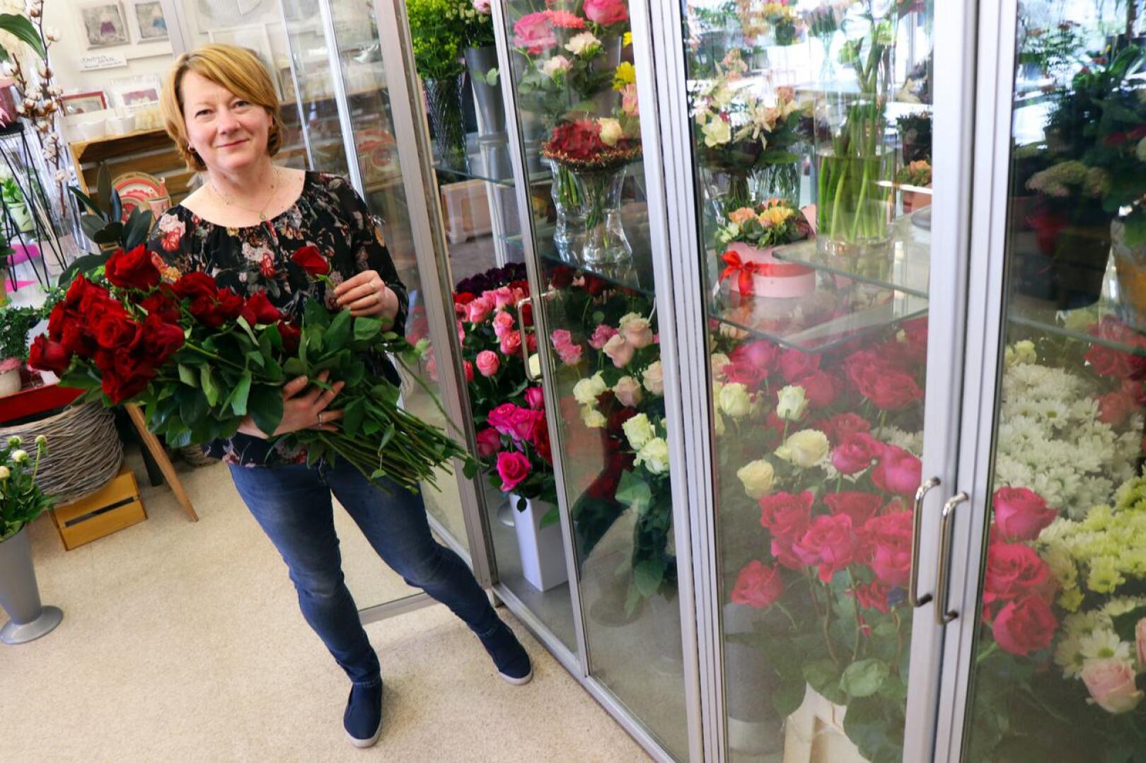 Koska isoja valmistujaisjuhlia ei tänä keväänä järjestetä, monet kukkakaupat ovat varanneet normaalia vähemmän onnitteluruusuja, kertoo Valkoisen Purjeen floristi Merja Lokasaari kertoo. 