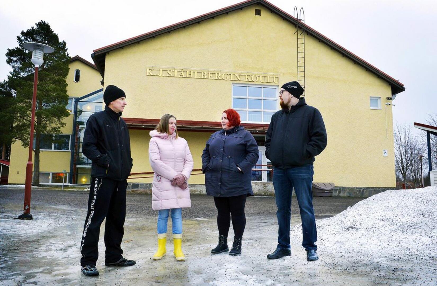 Jani Hintsala, Marjo Nurmenniemi, Tanja Isola ja Petteri Tiitto ovat vanhempina huolissaan K.J. Ståhlbergin koulun sisäilman laadusta.