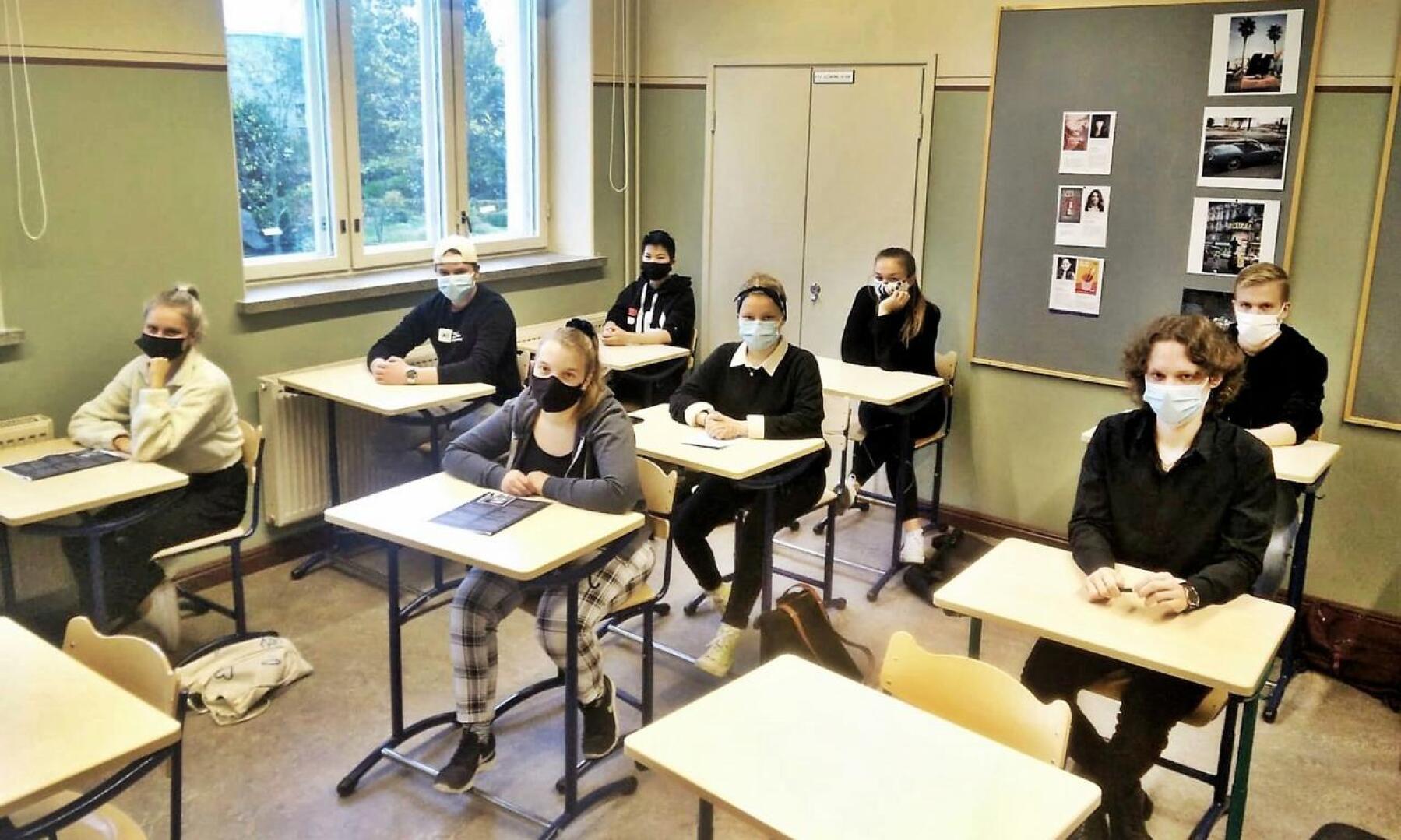 Nämä viime lokakuussa kuvatut Pietarsaaren lukion oppilaat ovat joutuneet ja joutuvat yhä maksamaan oppimateriaaleistaan. Toisin on ensi syksynä aloittavien laita. 